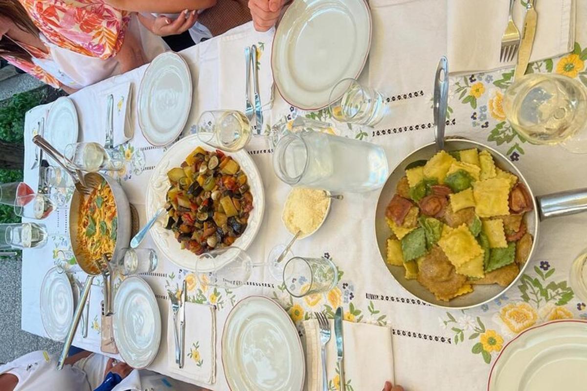 Una mesa cubierta con platos y cuencos de comida