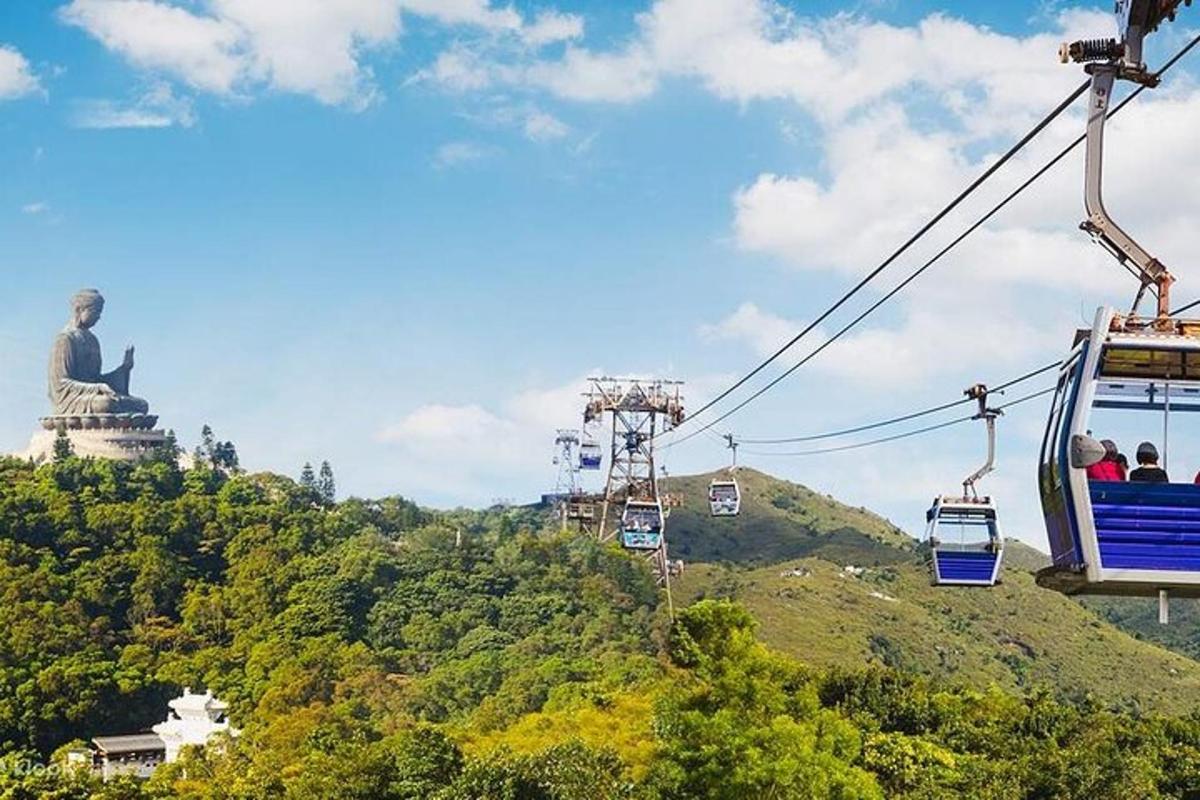 un gruppo di persone che salgono su una gondola sopra una montagna