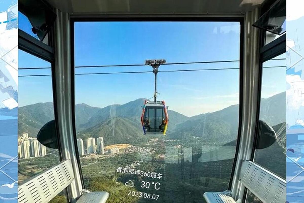 una funivia nel cielo sopra una città