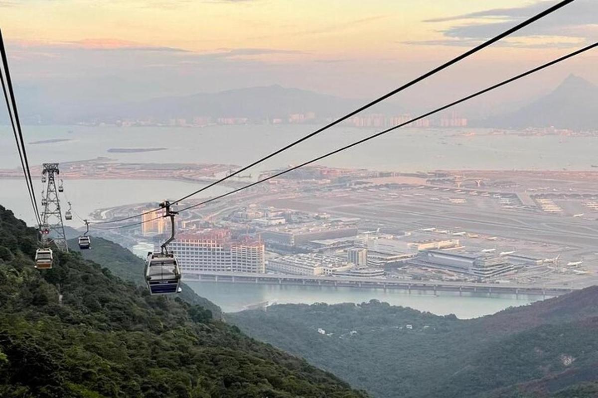 un giro in gondola su una montagna con una città