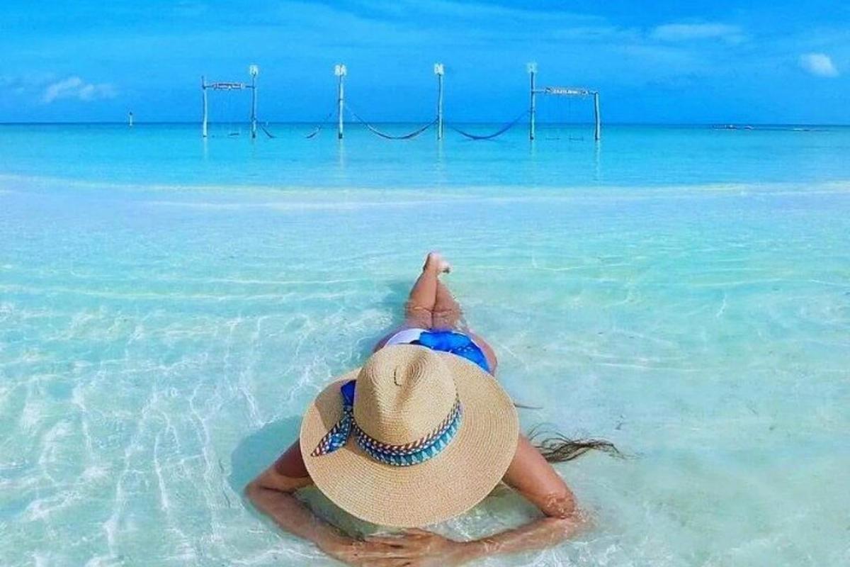 человек в соломенной шляпе, лежащий в воде