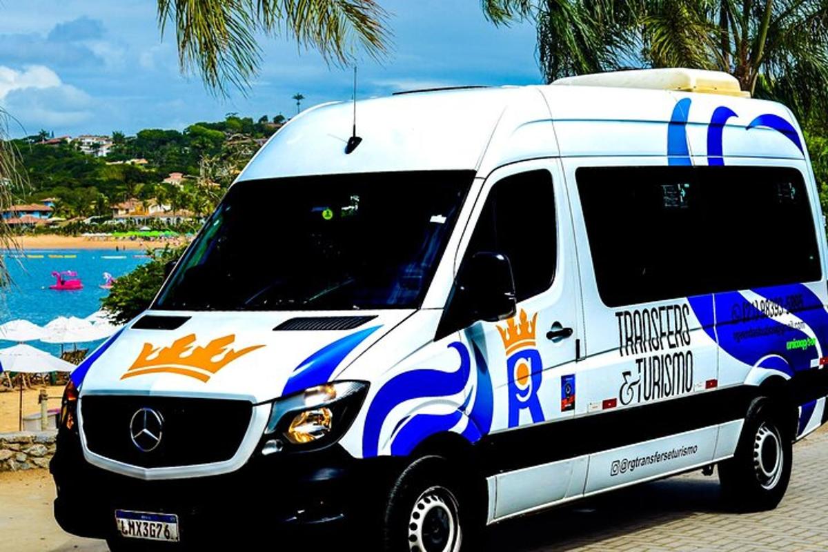 sebuah van putih diletakkan di pantai dengan pantai