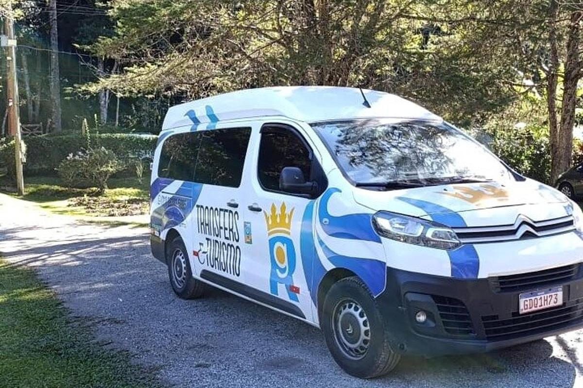 modrobílá dodávka zaparkovaná na příjezdové cestě