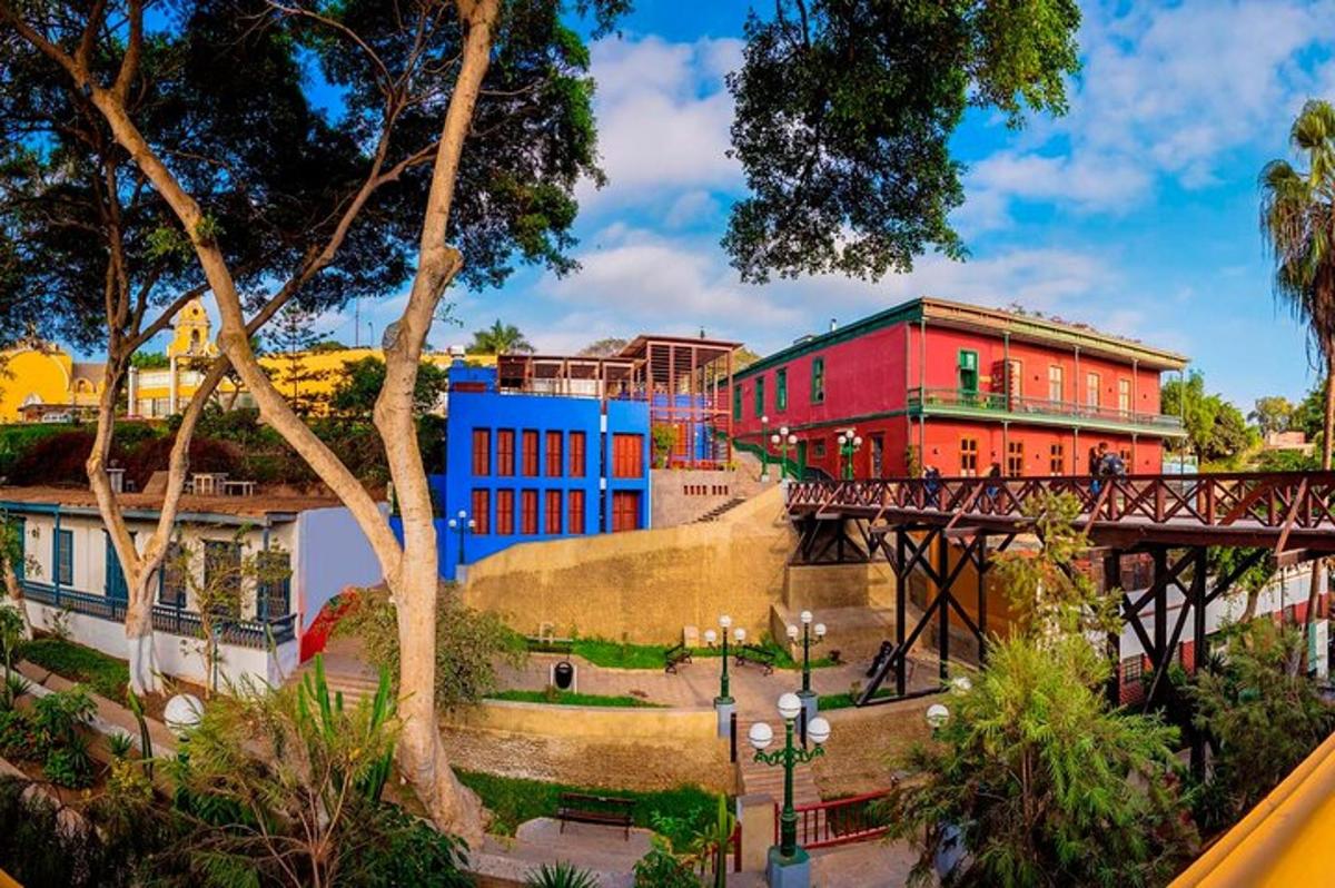 un edificio rosso e blu con un ponte e degli alberi