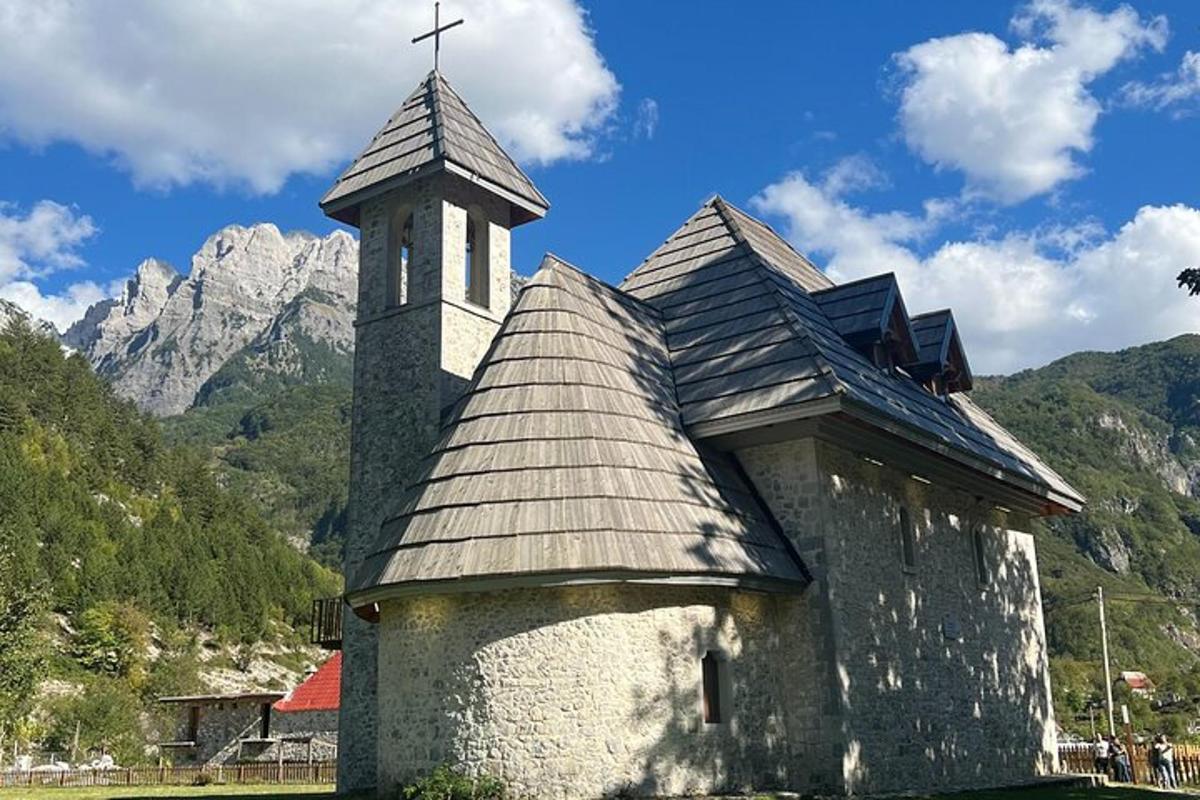 starý kostel s křížem na vrcholu