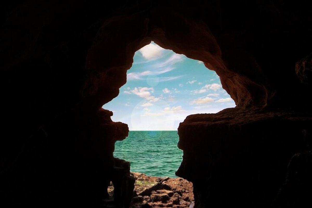 una vista dell'oceano da una grotta