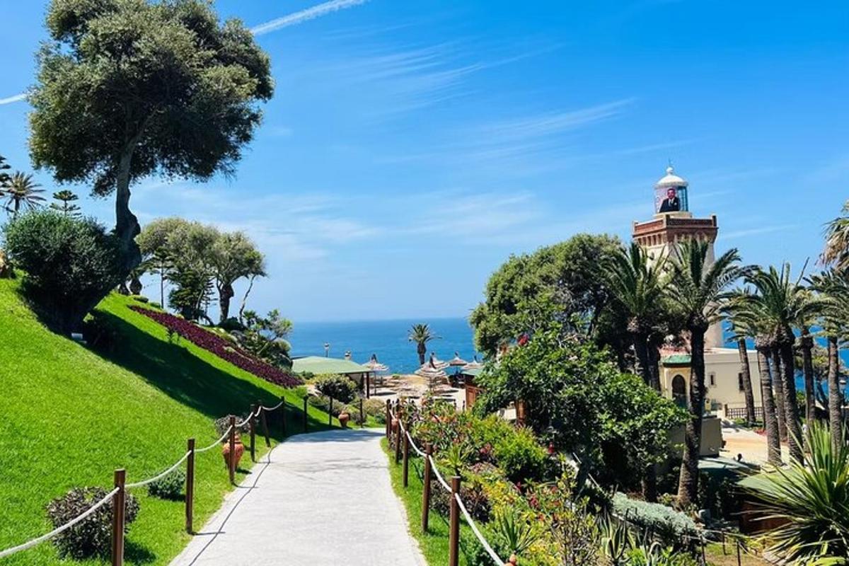 una passerella attraverso un parco con un edificio e l'oceano
