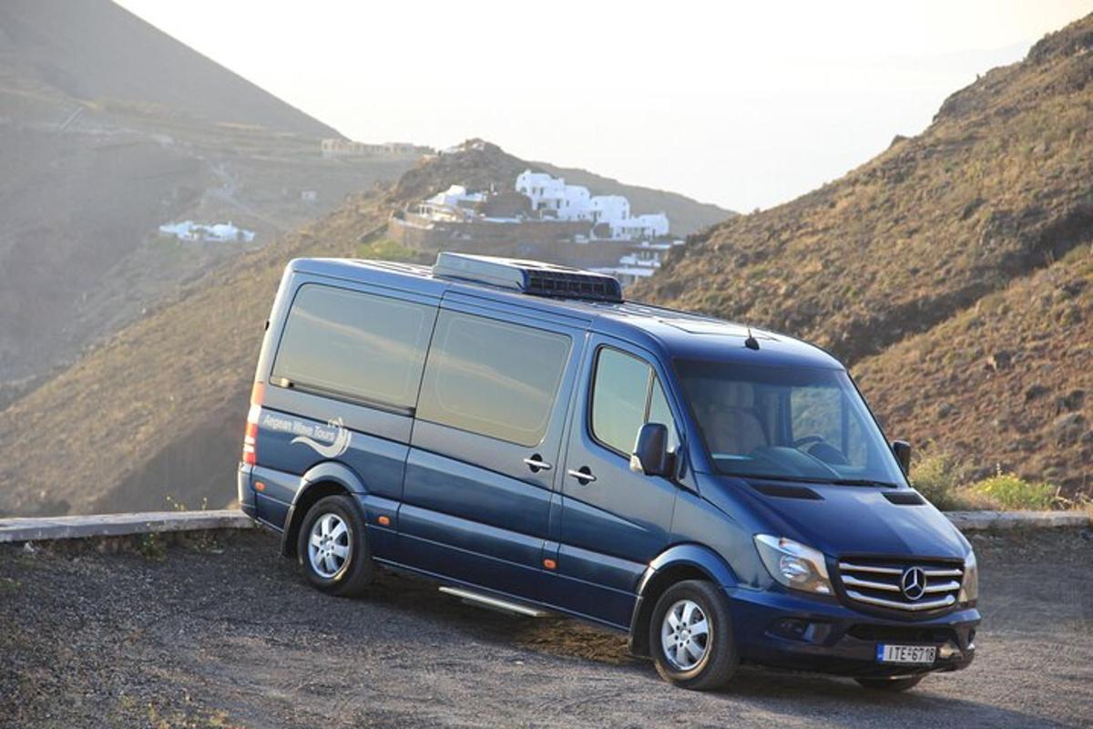 een blauwe bestelwagen geparkeerd op de zijkant van een berg