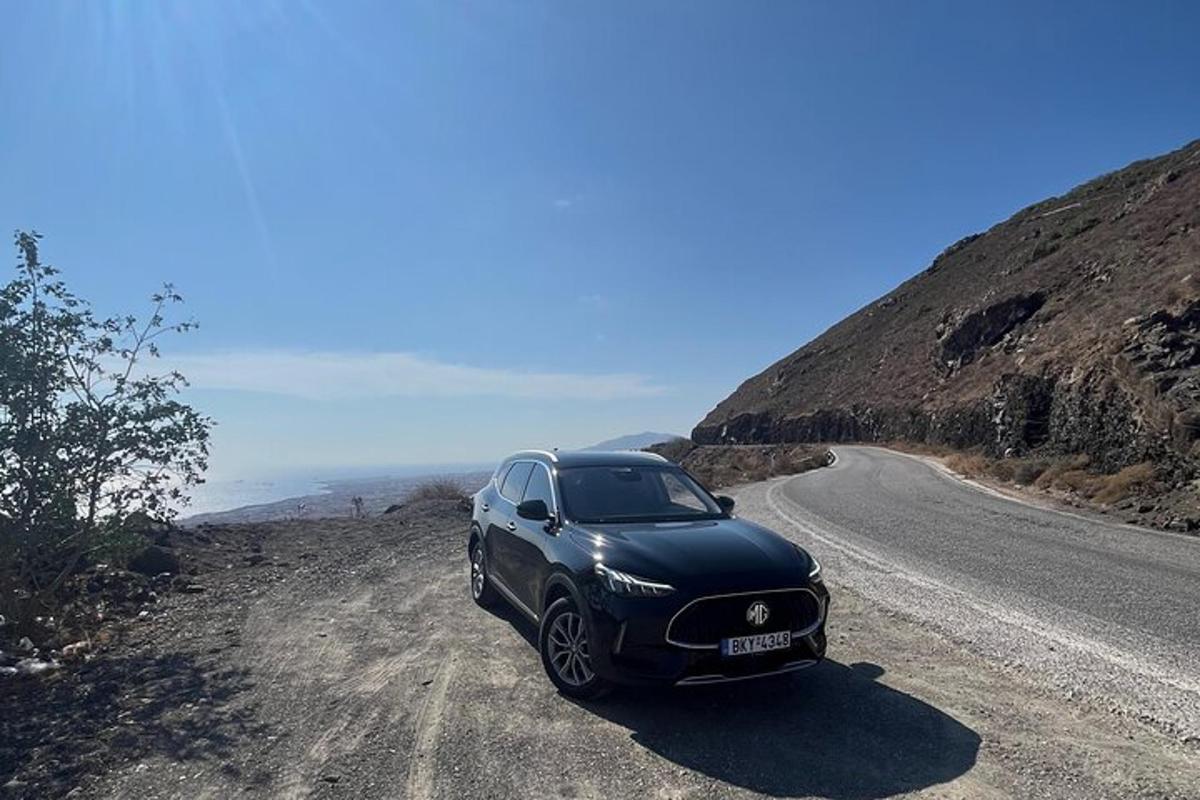 un'auto nera parcheggiata sul ciglio di una strada