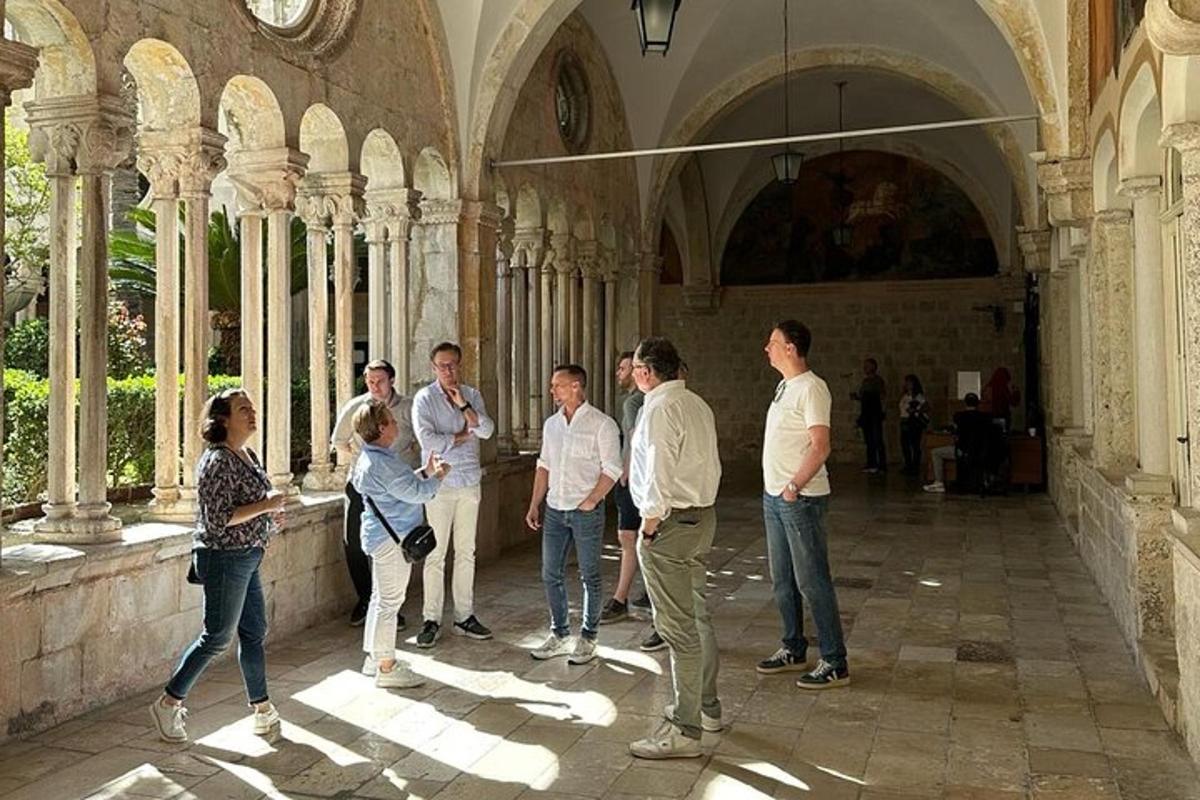 un gruppo di persone in piedi in un edificio