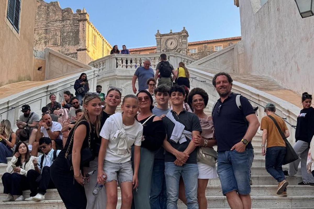 un gruppo di persone in piedi sui gradini di un edificio
