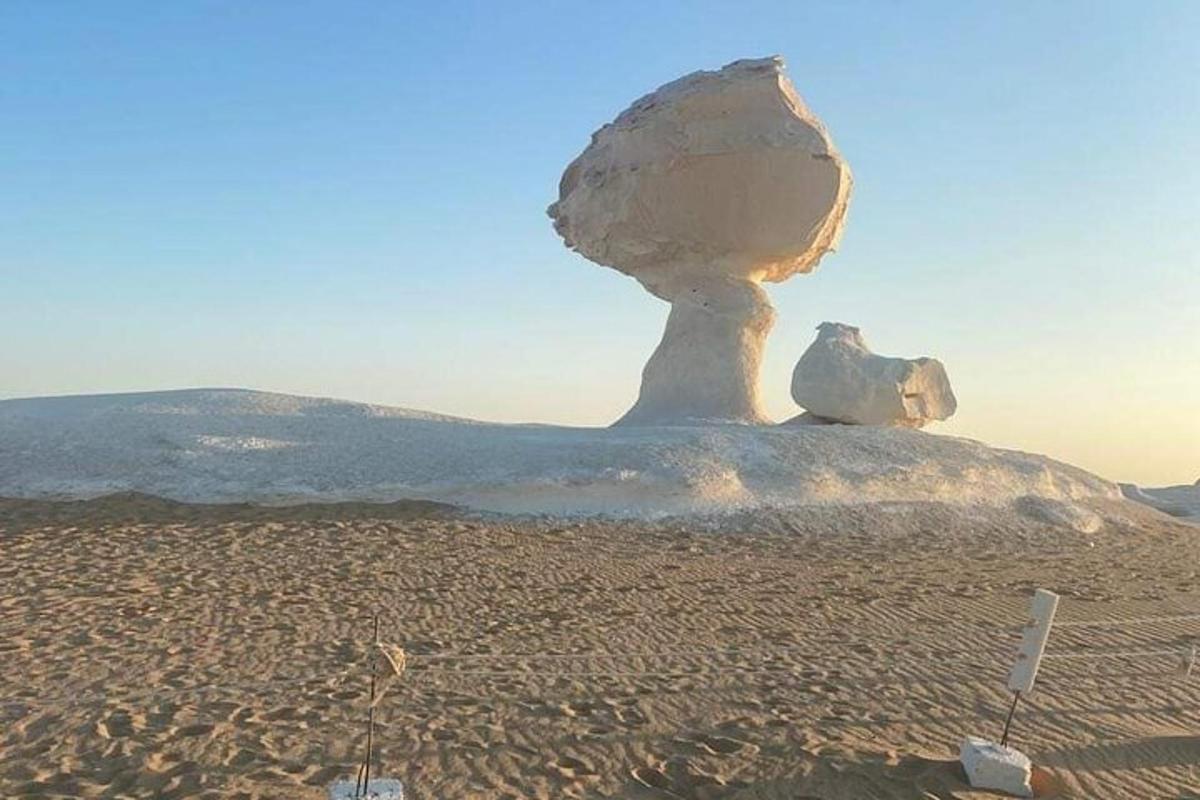 海滩上的一块大石头