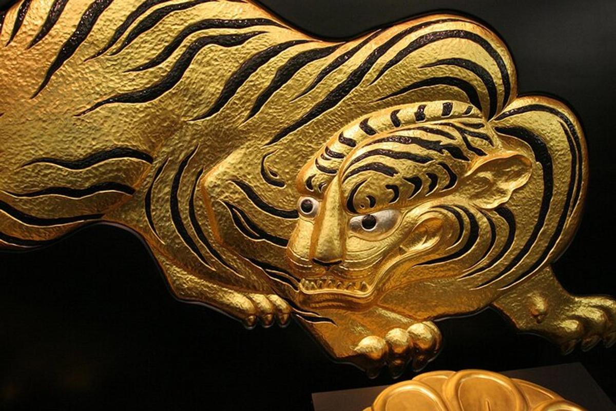 una estatueta d'or d'un gos sobre una taula