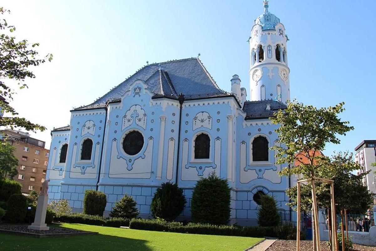 una grande chiesa bianca con una torre in cima