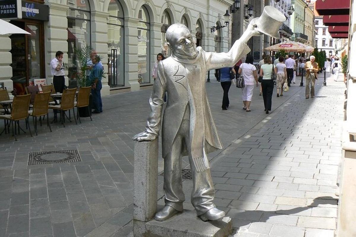 una statua di un uomo in piedi su una strada