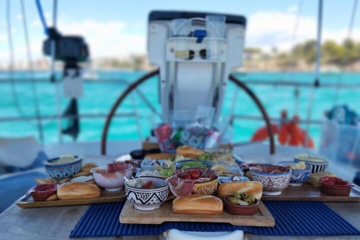 một cái bàn có đĩa bánh sandwich và bát thức ăn