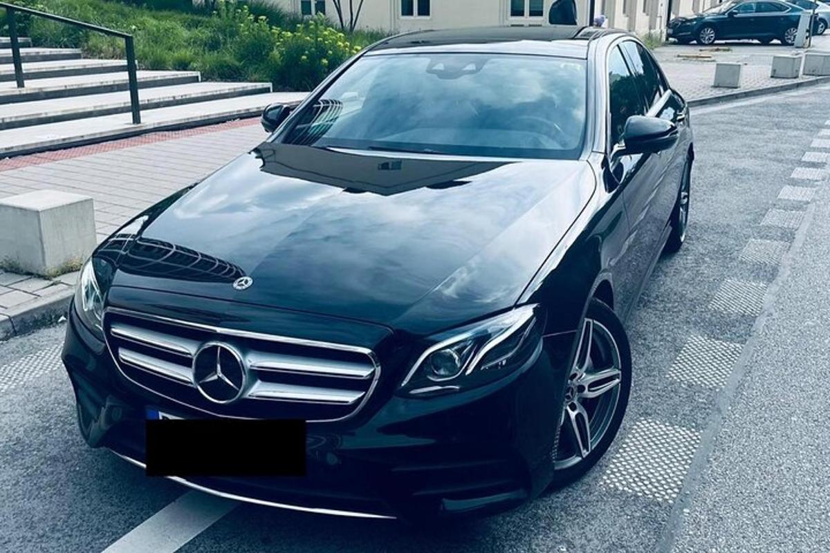 sebuah kereta hitam diletakkan di tempat letak kereta