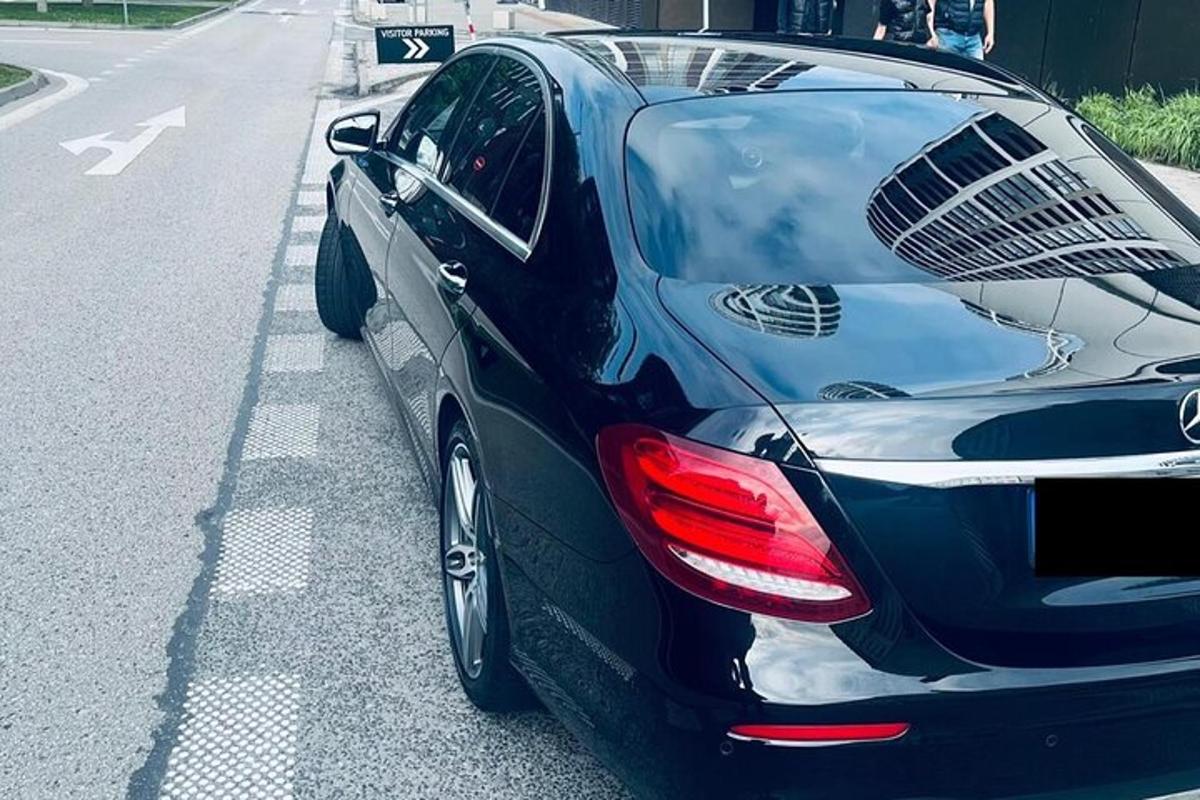 tee äärde pargitud must auto