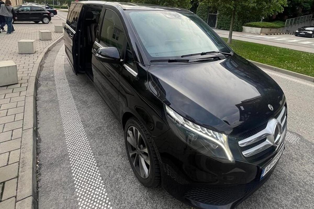 must auto pargitud tänava äärde