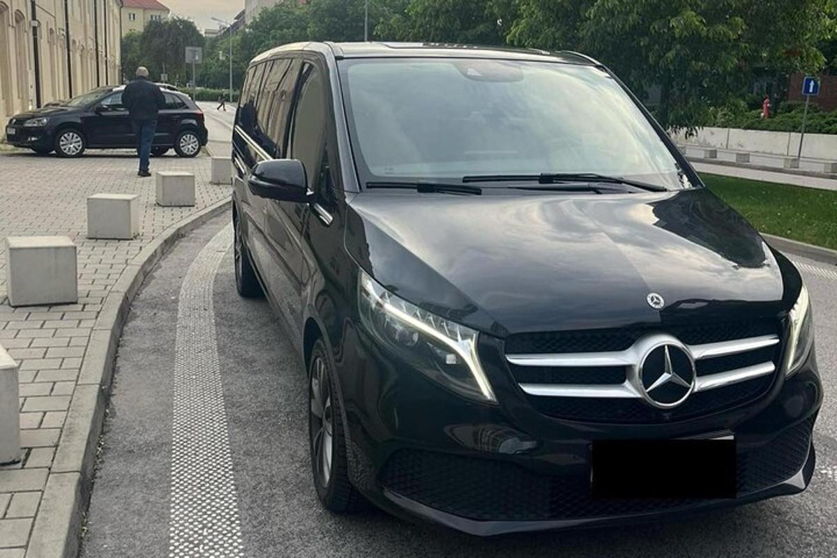 parklas pargitud Mercedes-Benzi kaubik