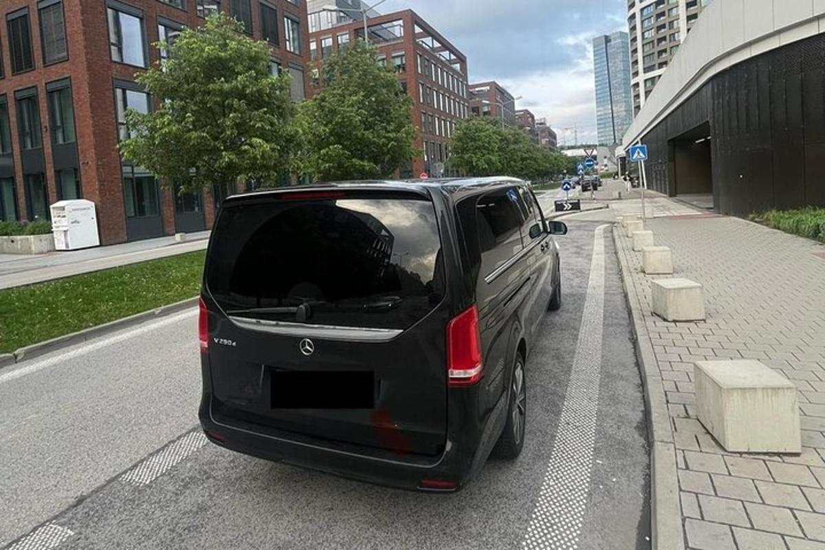 must auto pargitud tänava äärde