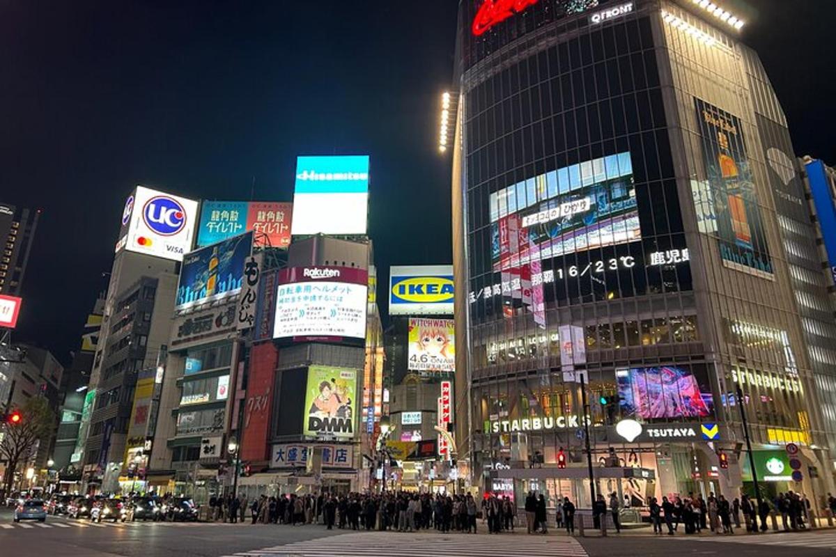 un gruppo di edifici in una città di notte