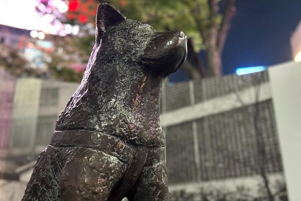 una statua di un cane davanti a una recinzione