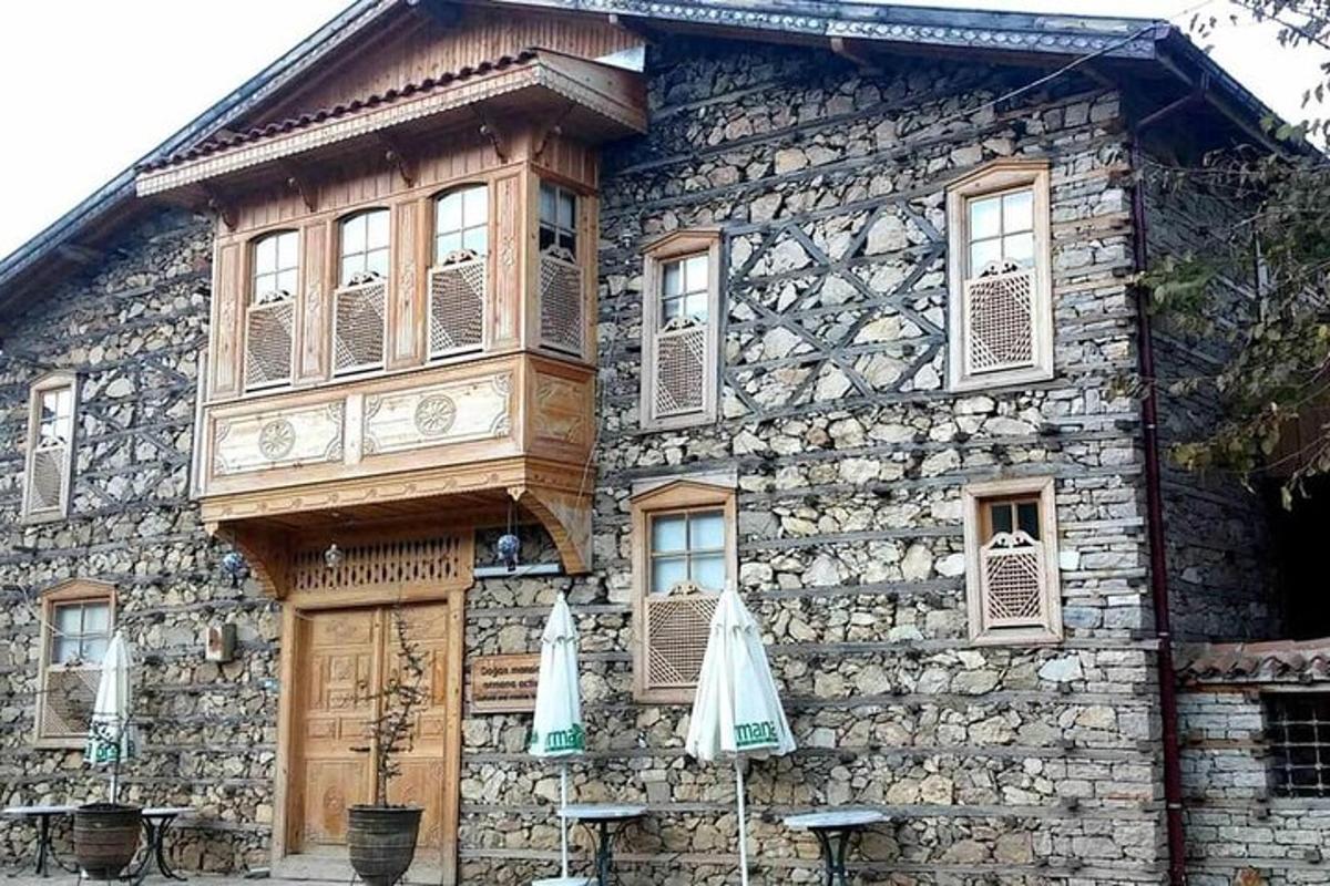 kamnita stavba z dvema dežnikoma pred njo