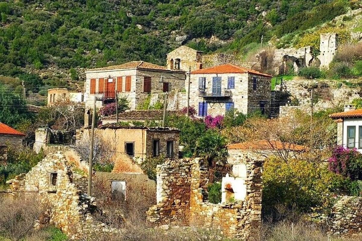 un grupo de casas en la cima de una montaña