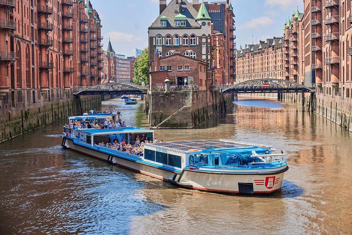 una barca in un fiume in una città