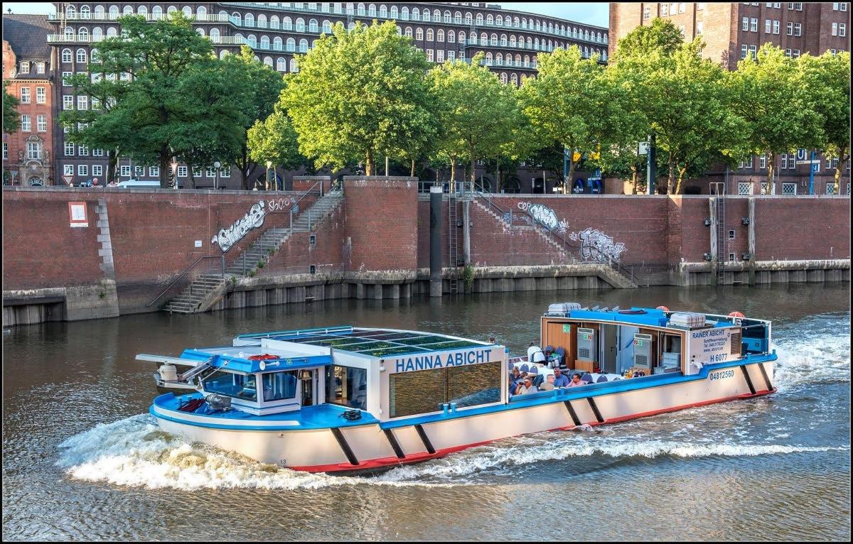 un traghetto in un fiume in una città