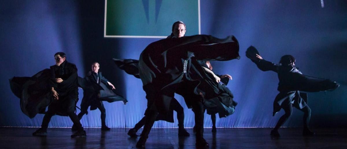 un grupo de bailarines actuando en un escenario