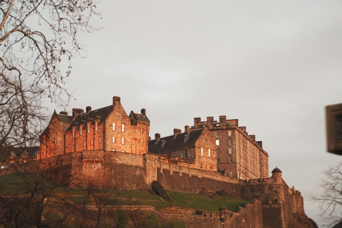 un castel vechi pe vârful unui deal