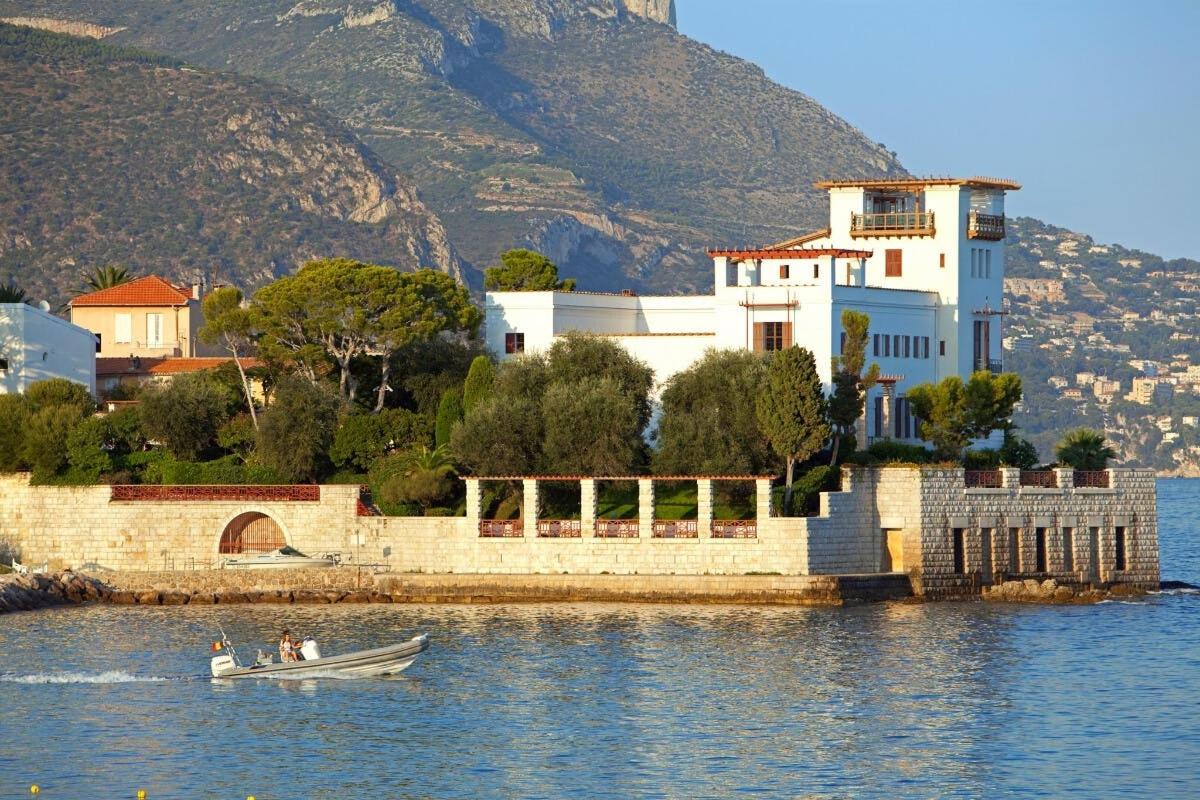 μια βάρκα στο νερό μπροστά από ένα κτίριο