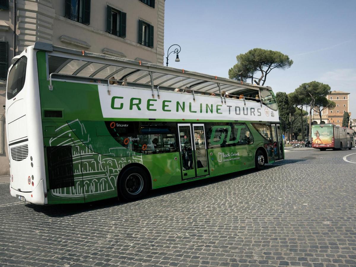tänaval pargitud roheline ja valge buss