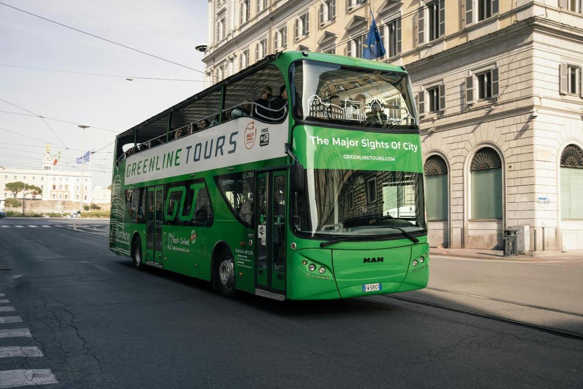 tänaval sõidab roheline kahekordne buss