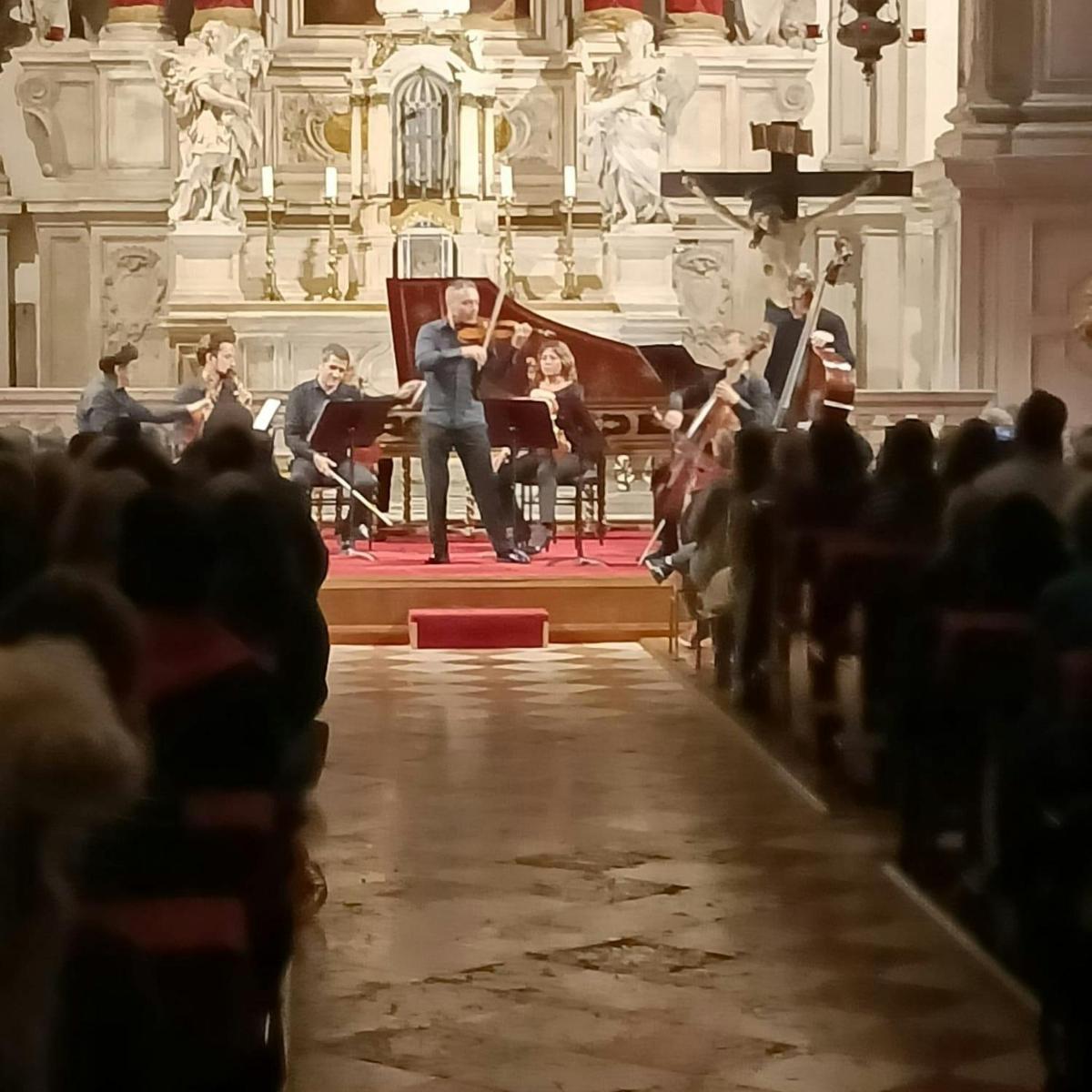 orchestr v kostele s dirigentem