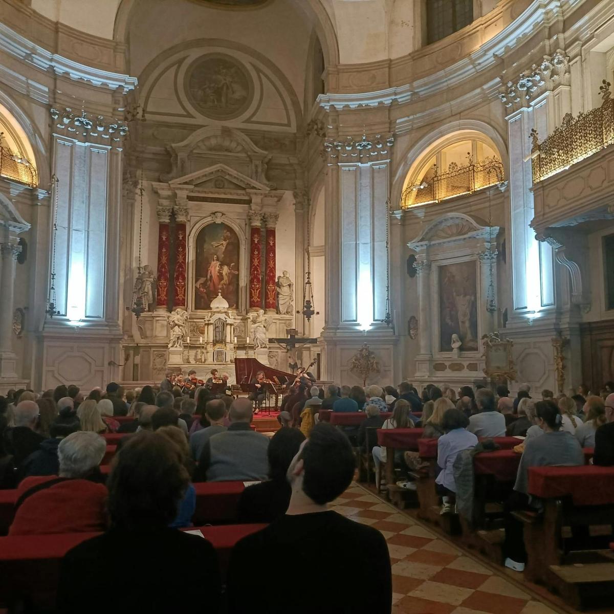 velký dav lidí sedících ve velké místnosti