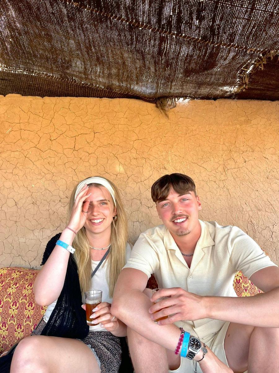 ein Mann und eine Frau sitzen auf einer Couch
