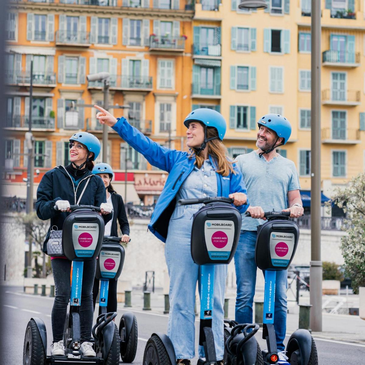skupina lidí v helmách jezdících na segwayích