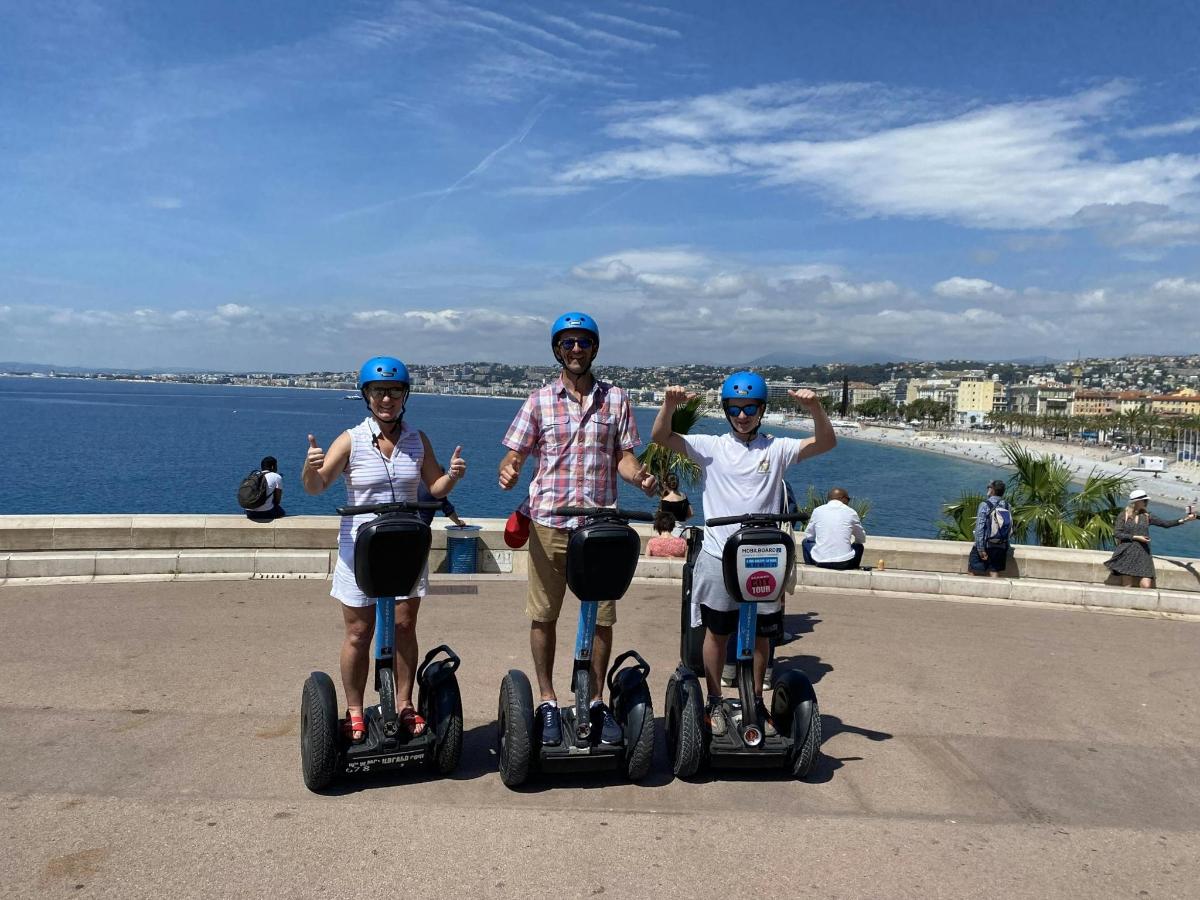 skupina tří lidí jedoucí na segwayích