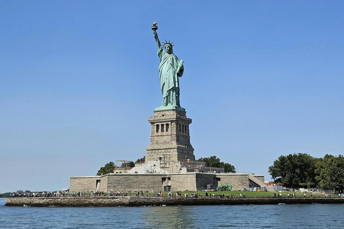 Una vista de la Estatua de la Libertad desde el agua.