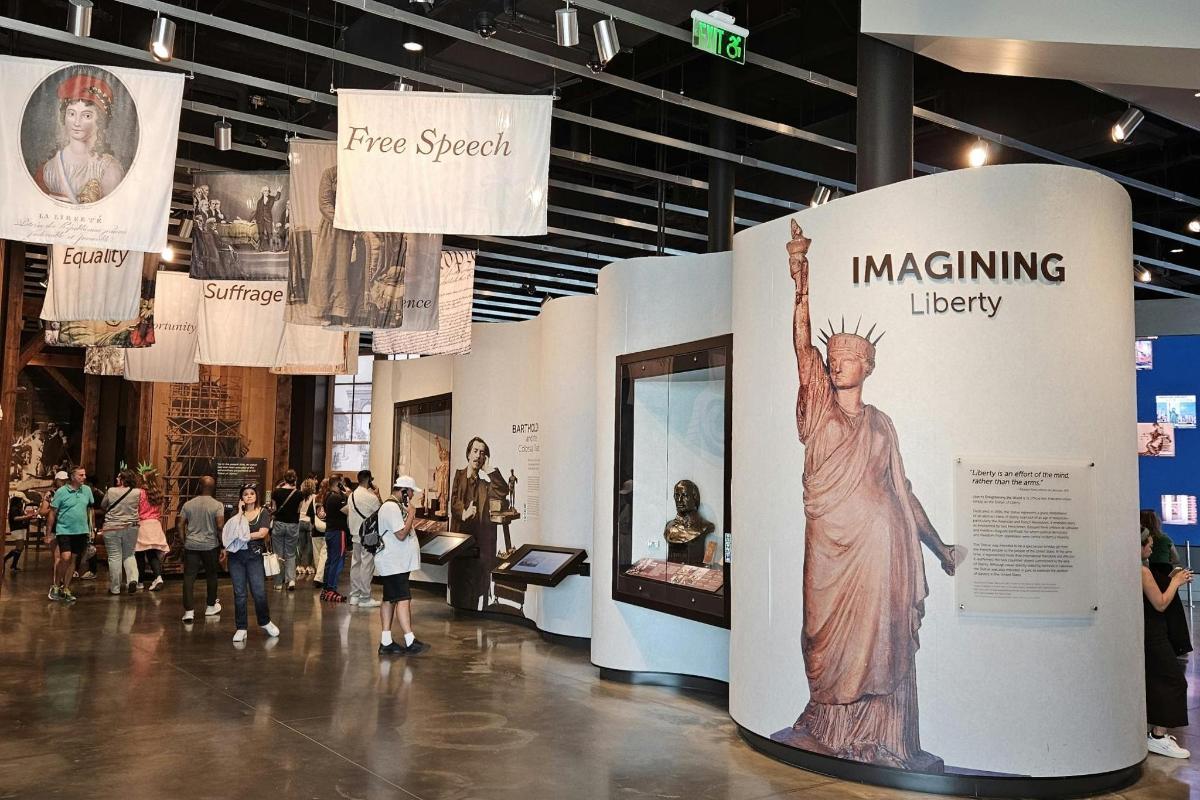 Una exhibición en un museo con una estatua de una mujer