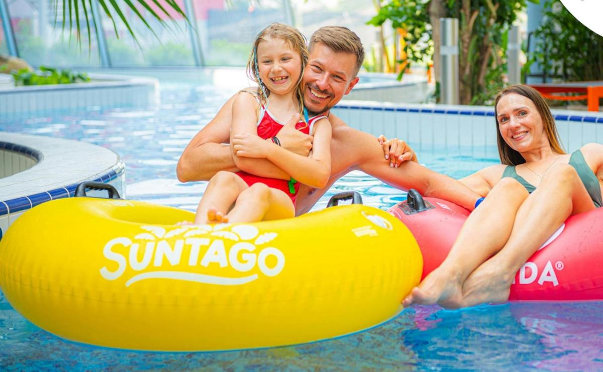 Un grupo de personas en una piscina en un inflable.