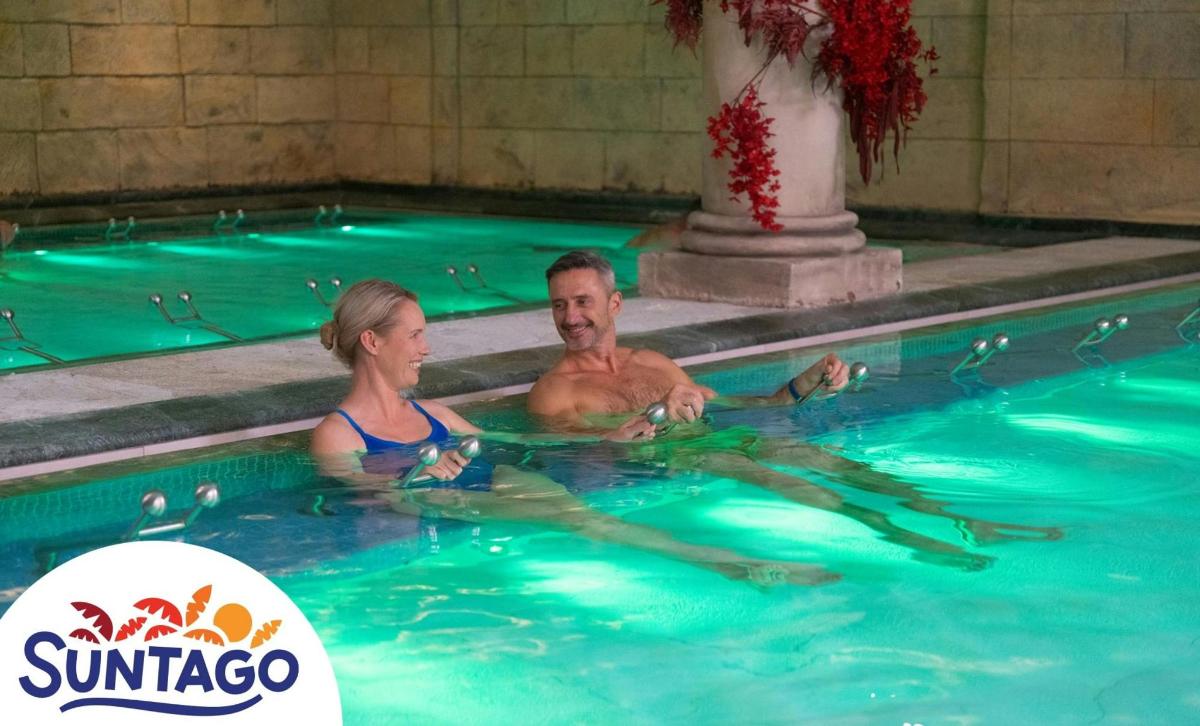 Un hombre y una mujer sentados en una piscina