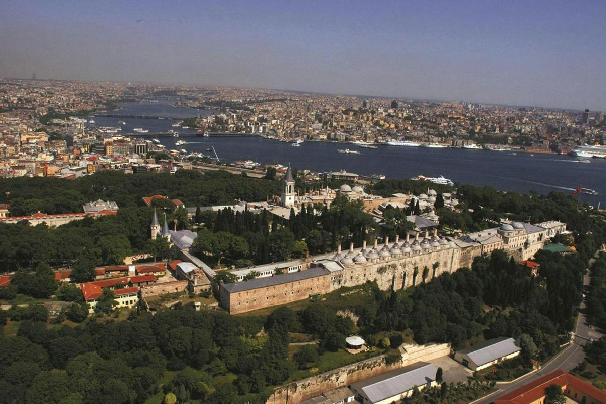 μια εναέρια άποψη μιας πόλης και ενός ποταμού