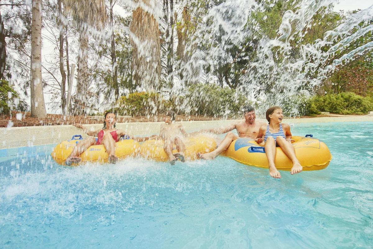 un gruppo di persone che viaggiano su una zattera in una piscina