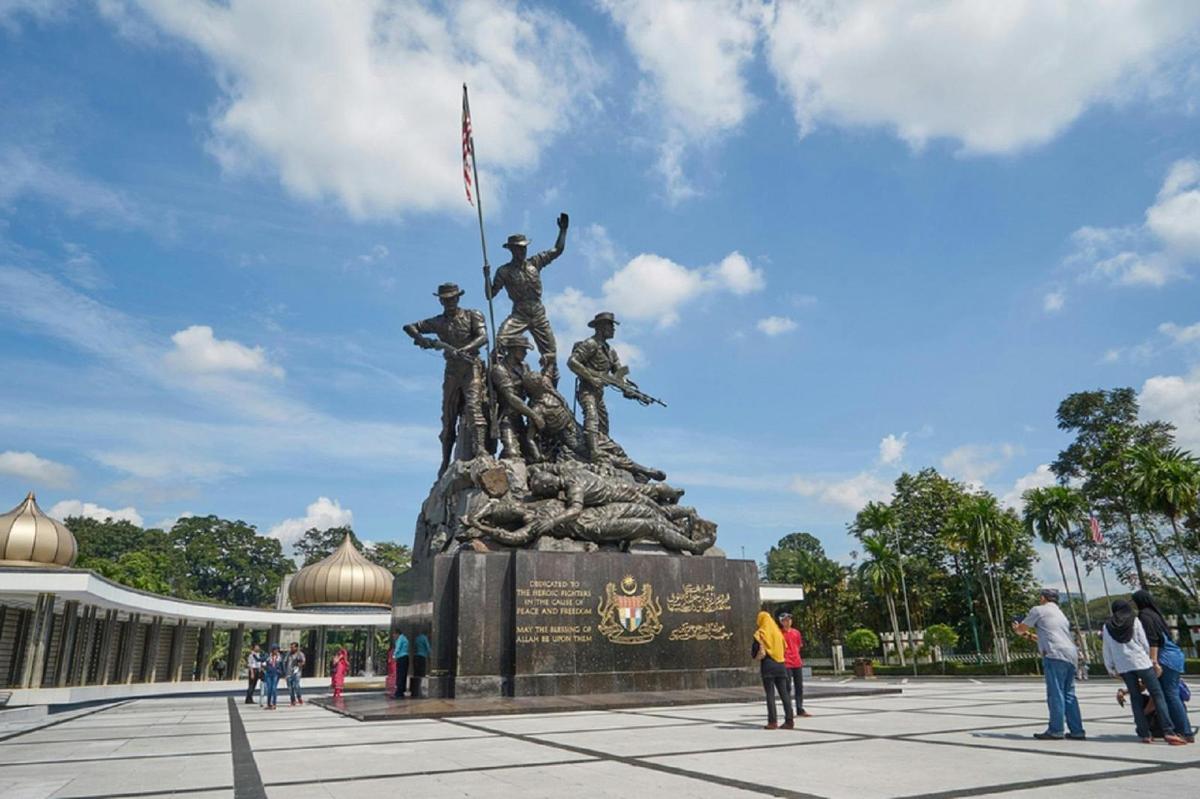 a statue of people standing in front of a building
