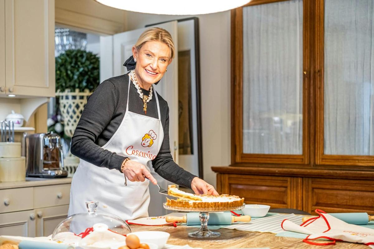naine köögis kooki lõikamas
