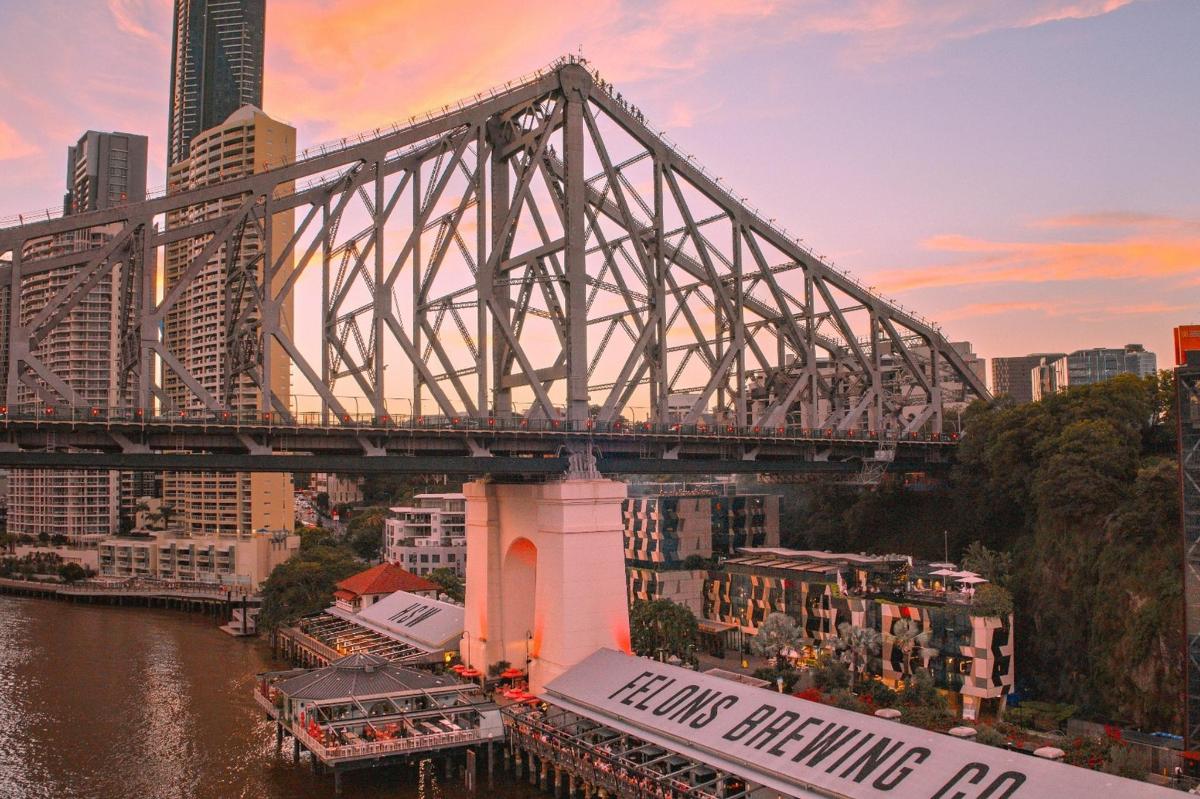 Un gran puente sobre un río con una ciudad.